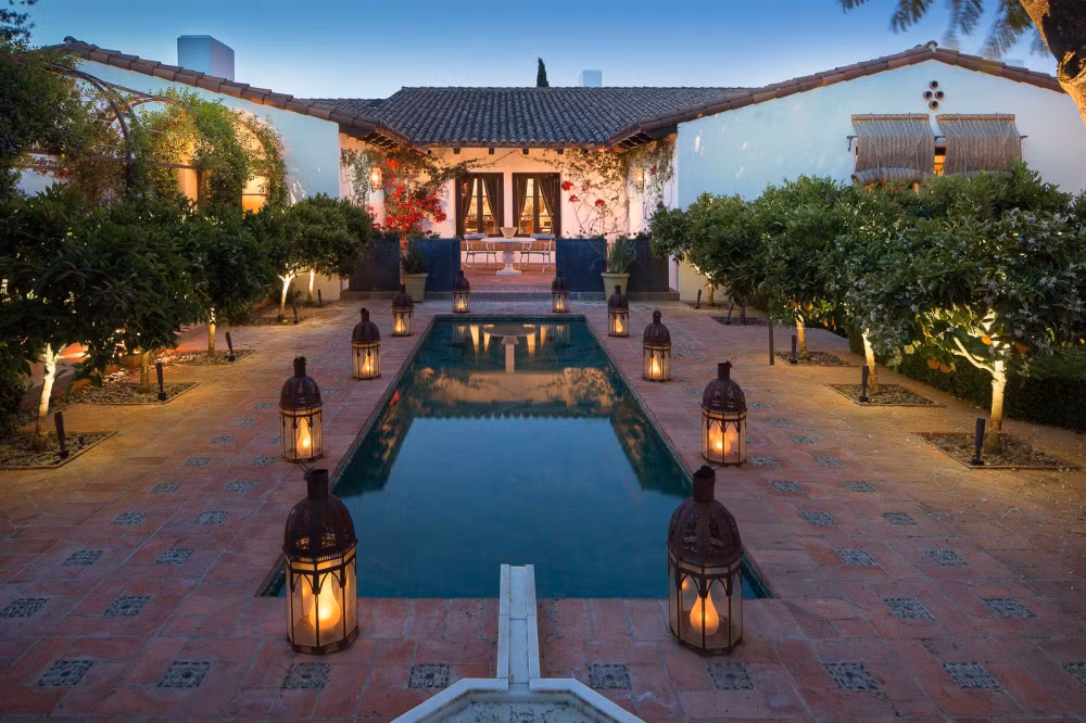 Dinh thự có tổng diện tích hơn 4.700 m2, gồm 9 phòng ngủ, 25 phòng tắm và một garage có sức chứa 6 ôtô. (Ảnh: iDesignArrch)