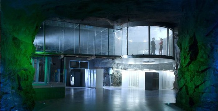 Bên trong khu phức hợp bao gồm thác nước, nhà kính với ánh sáng nhân tạo, sử dụng động cơ tàu ngầm làm nguồn điện dự phòng. (Ảnh: Printest)