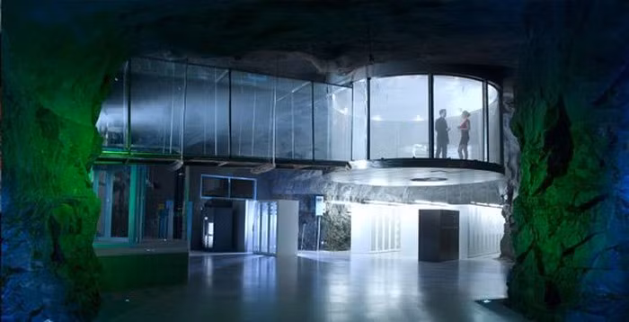 Bên trong khu phức hợp bao gồm thác nước, nhà kính với ánh sáng nhân tạo, sử dụng động cơ tàu ngầm làm nguồn điện dự phòng. (Ảnh: Printest)