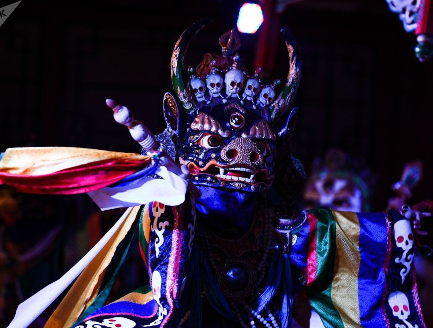 Một nghệ sĩ biểu diễn trong Nhà hát Ca múa nhạc truyền thống Tumen Ekh, Mông Cổ