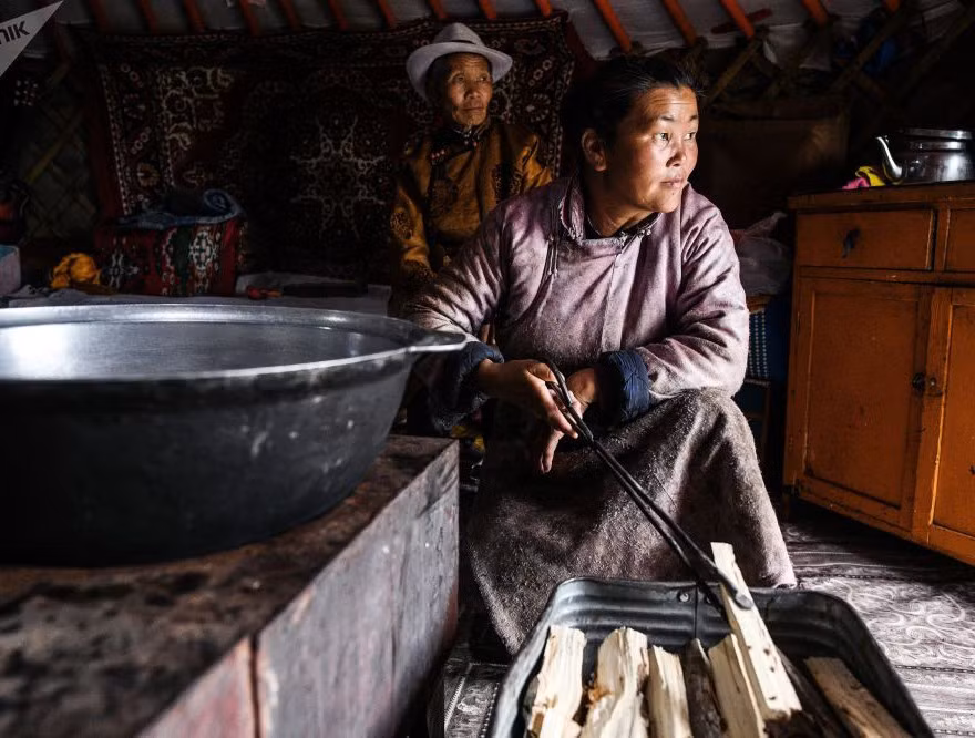 Một gia đình sinh sống trong chiếc lều du mục. Trong lều luôn có một bếp lò để nấu ăn và sưởi ấm trong mùa lạnh