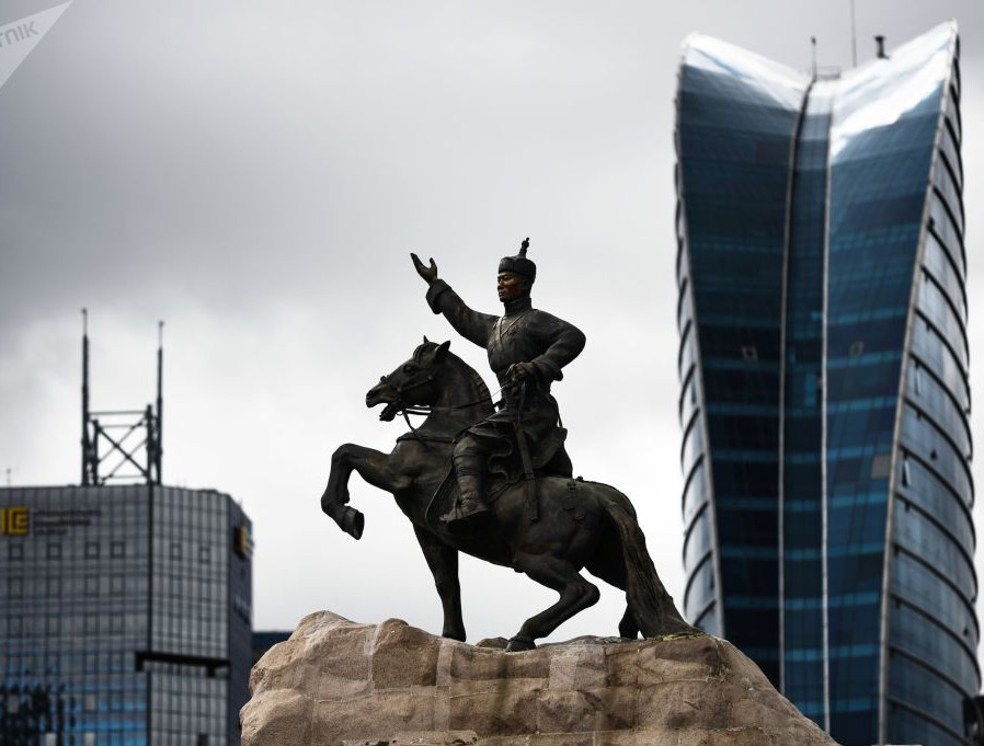 Một trong những điểm thu hút khách du lịch ở Mông Cổ là tượng đài Damdin Sukhbaatar, người lãnh đạo cuộc Cách mạng Nhân dân Mông Cổ. Tượng đài được đặt trên Quảng trường Sukhbaatar ở trung tâm Thủ đô Ulaanbaatar (hay Ulan Bator)