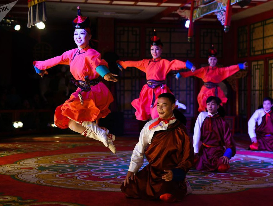 Một tiết mục của các nghệ sĩ trong nhà hát