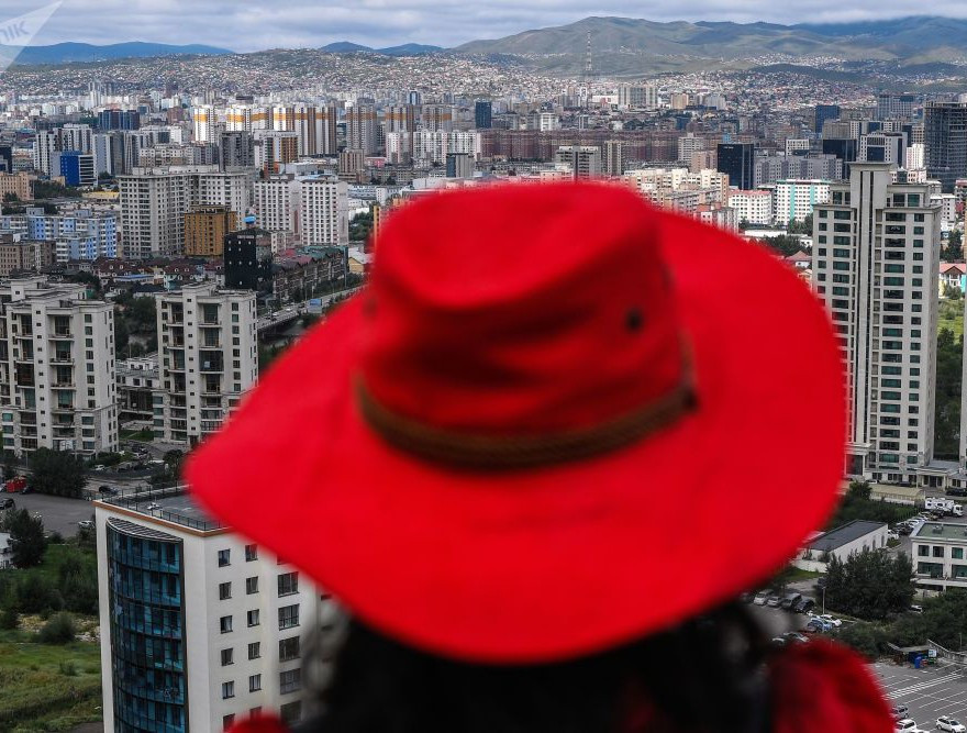 Mông Cổ có biên giới với Trung Quốc về phía Nam và có biên giới với Nga về phía Bắc. Với diện tích 1.564.116 km2, Mông Cổ là nước rộng thứ 19 trên thế giới, sau Iran. Đa số cư dân là tín đồ Phật giáo. Vào đầu mùa xuân và cuối mùa thu ở Mông Cổ, bạn có thể cảm thấy khí hậu của cả bốn mùa với nhiệt độ cao vào ban ngày và sương giá vào ban đêm