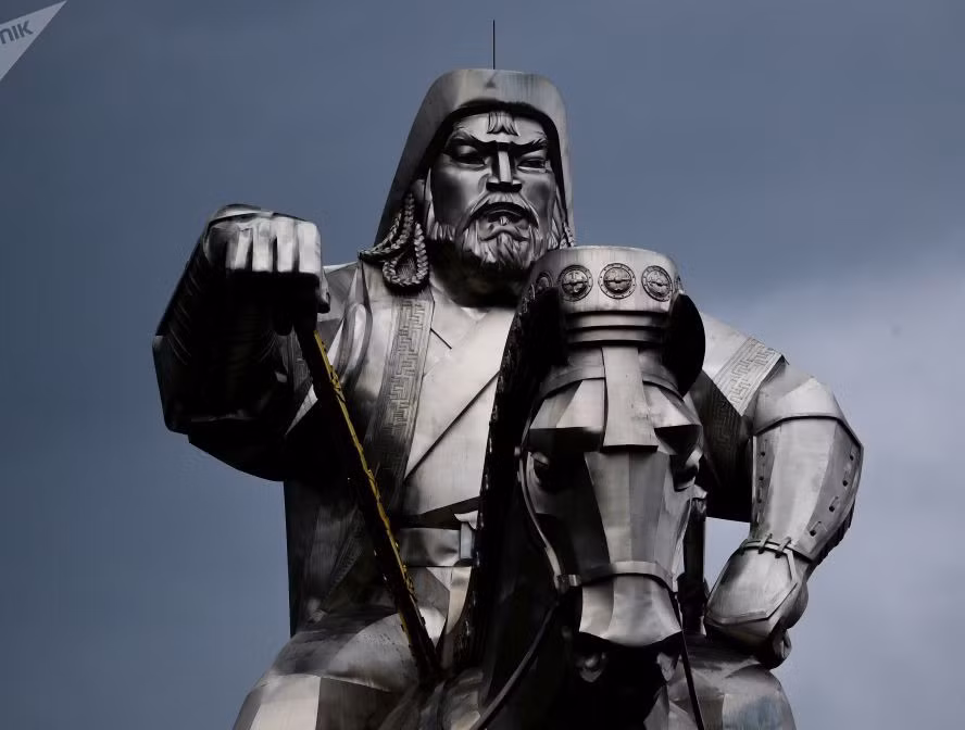 Tượng Thành Cát Tư Hãn trên lưng ngựa, cao tới 40m. Bức tượng được đặt bên bờ sông Tuul ở Tsonjin Boldog, cách Thủ đô Ulaanbaatar khoảng 54 km về phía Đông, nơi theo truyền thuyết, ông đã tìm thấy một chiếc roi vàng