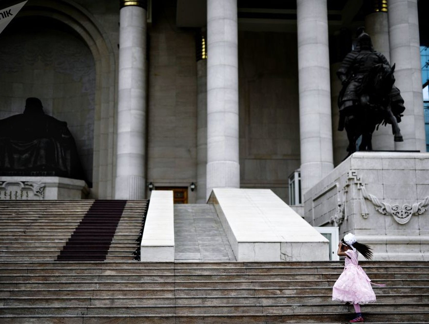 Quảng trường Sukhbaatar (trước đây là Quảng trường Thành Cát Tư Hãn) được đặt theo tên người anh hùng cách mạng của Mông Cổ Damdin Sukhbaatar ngay sau khi ông qua đời năm 1923.