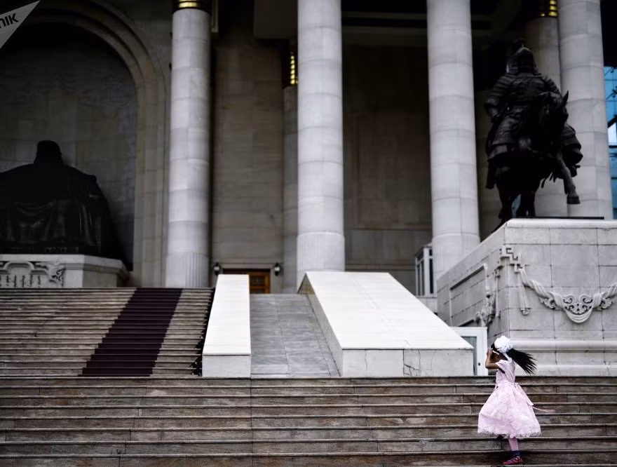 Quảng trường Sukhbaatar (trước đây là Quảng trường Thành Cát Tư Hãn) được đặt theo tên người anh hùng cách mạng của Mông Cổ Damdin Sukhbaatar ngay sau khi ông qua đời năm 1923.