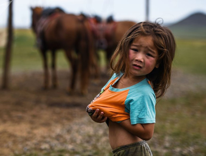 Bé gái ở Tsonjin Boldog. Con cái của những người du mục từ các vùng nông thôn hẻo lánh được gửi đến trường nội trú. Họ chỉ đến thăm con trong kỳ nghỉ - trong 2 tuần vào mùa đông và 3 tháng vào mùa hè