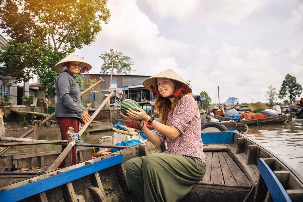 4. Cần Thơ, Việt Nam: Nằm ở vùng đồng bằng sông Cửu Long, nơi đây là trung tâm của hệ thống kênh rạch và các sông lớn. Đến đây, du khách có thể ghé thăm chợ nổi Cái Răng để thưởng thức ẩm thực địa phương và khám phá vẻ đẹp lao động của con người vùng sông nước. Ảnh: Dmytro Gilitukha.