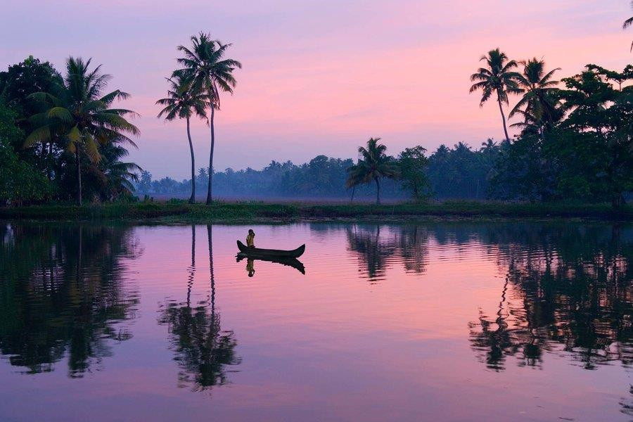 6. Alleppey, Kerala, Ấn Độ: Kênh đào này đang được mở rộng và đào sâu hơn để giúp dòng nước lưu thông. Khi đi dạo bằng thuyền vào buổi hoàng hôn, bạn sẽ có cảm giác thanh thản, yên bình. Ảnh: Stuart Black.