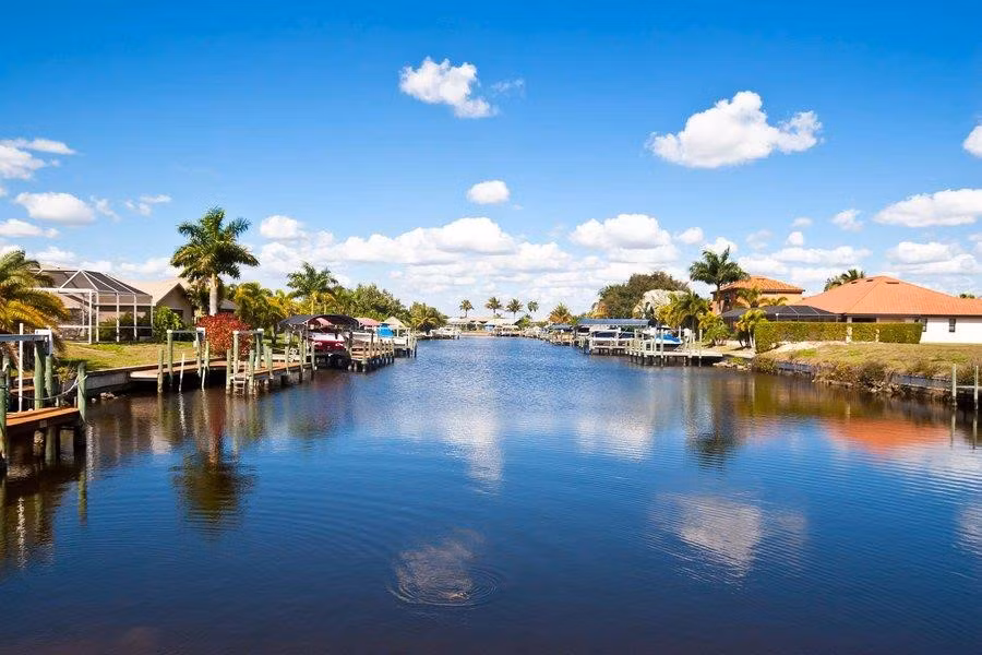 5. Cape Coral, Florida, Mỹ: Nơi đây sở hữu hệ thống kênh đào dài nhất thế giới với khoảng 644 km. Hầu hết kênh đào được xây dựng từ những năm 1970. Những nhà hàng ở Cape Coral trở nên thơ mộng hơn khi được tô điểm bởi dòng nước xanh mát chảy qua. Ảnh: Getty.