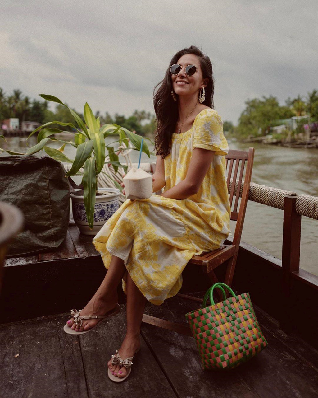 Đầu tháng 6 năm nay, tỷ phú Anh Joe Lewis cũng đã cùng cháu gái hoa hậu ghé thăm chợ nổi Cái Răng. Tại đây, Carolyn Carter (Miss US Virgin 2016) đã rất thích thú khi được nhìn ngắm vẻ đẹp của đồng bằng sông Cửu Long bằng thuyền và thưởng thức ẩm thực đặc sắc. Bên cạnh đó, nơi đây cũng từng được chọn là địa điểm trải nghiệm trong các chương trình khám phá ẩm thực của Thái Lan hay đài EBS (Hàn Quốc)... Ảnh: Carolyn Carter.