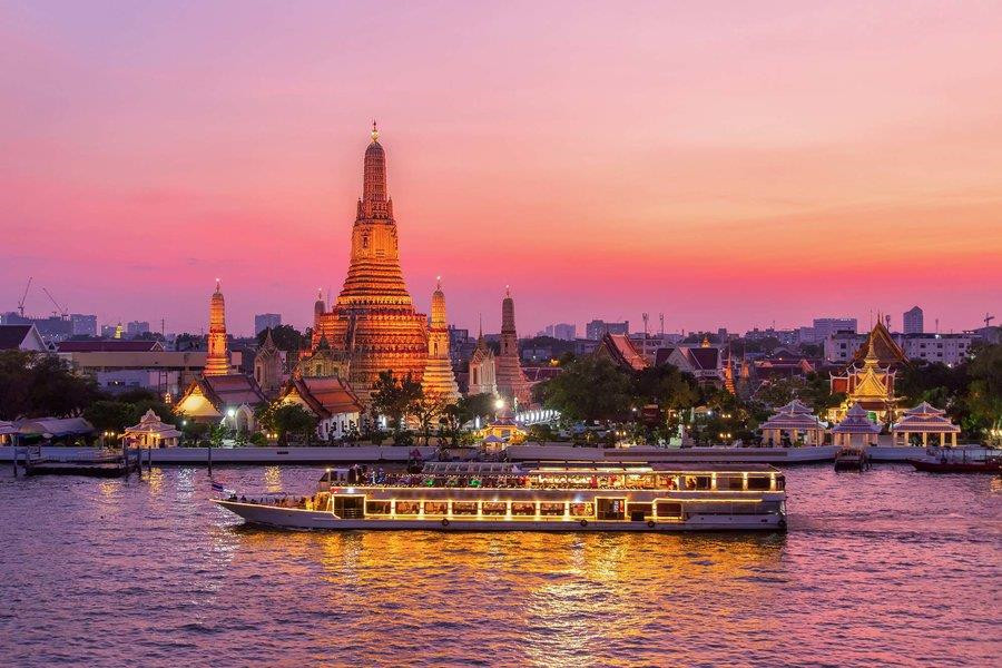 8. Bangkok, Thái Lan: Các kênh đào ở thủ đô Bangkok từng hỗ trợ thương mại và vận chuyển cho người dân địa phương. Tuy nhiên, dòng nước nơi đây đang dần bị ô nhiễm bởi chất thải của các hộ dân sống quanh kênh rạch. Ảnh: Pakin Songmor.