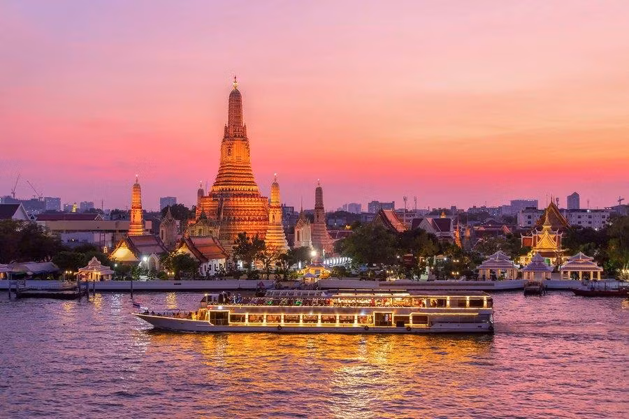 8. Bangkok, Thái Lan: Các kênh đào ở thủ đô Bangkok từng hỗ trợ thương mại và vận chuyển cho người dân địa phương. Tuy nhiên, dòng nước nơi đây đang dần bị ô nhiễm bởi chất thải của các hộ dân sống quanh kênh rạch. Ảnh: Pakin Songmor.