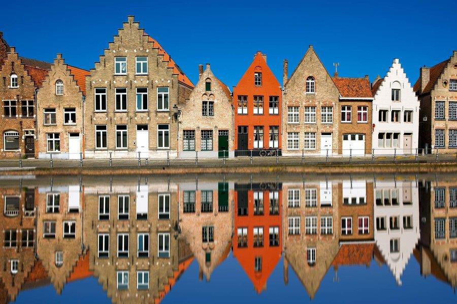 2. Quebeces, Bỉ: Kênh đào này được hình thành từ năm 1128. Ngày nay, người dân địa phương vẫn hay di chuyển bằng những chiếc thuyền trên con nước nơi đây. Để ngắm trọn vẻ đẹp của thành phố với những căn nhà mang kiến trúc châu Âu quyến rũ, bạn hãy mua vé tham quan 30 phút bằng thuyền. Ảnh: Departures.