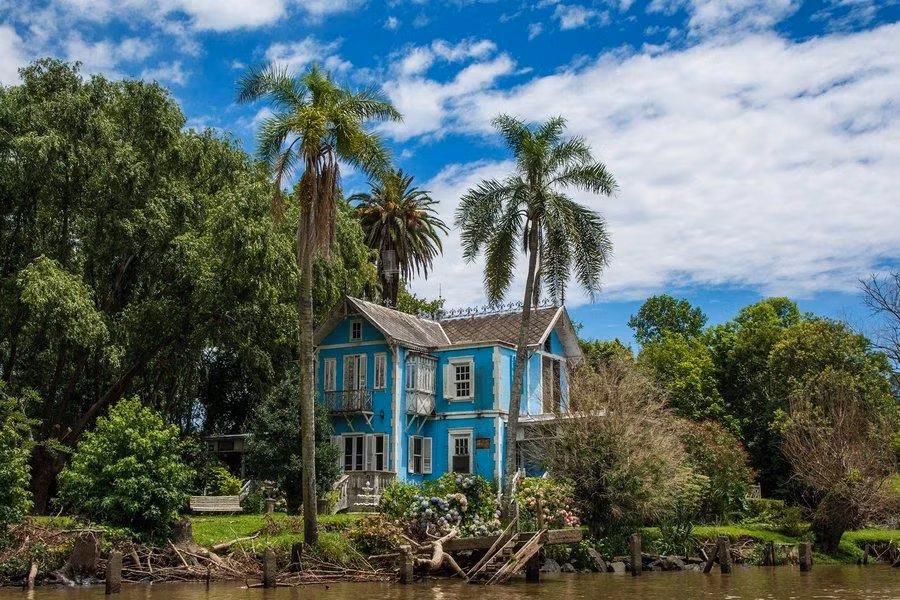 7. Tigre, Argentina: Nằm cách thủ đô Buenos Aires khoảng 45 phút đi xe lửa, Tigre nổi tiếng là thị trấn được bao vây bởi hệ thống kênh rạch đồng bằng sông Parana. Những căn nhà đầy màu sắc, có kiến trúc tuyệt đẹp được bao quanh bởi nước như các hòn đảo nhỏ. Du khách chỉ có thể đến đây bằng thuyền hay taxi nước. Ảnh: Marcela Vieira.