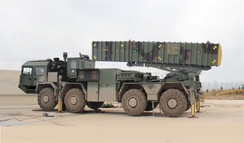 Tên lửa được lắp sẵn trong ống phóng và có thể lưu trữ trong nhiều năm mà không cần bảo dưỡng. Ống phóng có thể chịu được va chạm mạnh, điều kiện thời tiết khắc nghiệt và mối đe dọa từ tác nhân sinh hóa học.