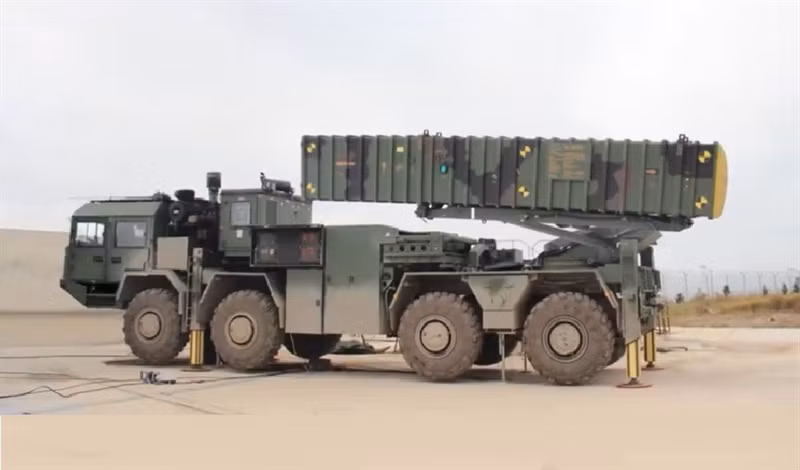 Tên lửa được lắp sẵn trong ống phóng và có thể lưu trữ trong nhiều năm mà không cần bảo dưỡng. Ống phóng có thể chịu được va chạm mạnh, điều kiện thời tiết khắc nghiệt và mối đe dọa từ tác nhân sinh hóa học.