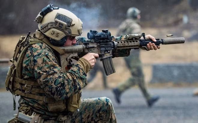 Tiểu đoàn 2, đơn vị Thủy quân Lục chiến số 5: đóng quân tại căn cứ Camp Pendleton, California với quân số khoảng 800 binh sĩ và thủy thủ. Lần đầu tiên tham chiến là tại Chiến tranh Thế giới thứ 1 với phương châm hoạt động là “Retreat Hell”.