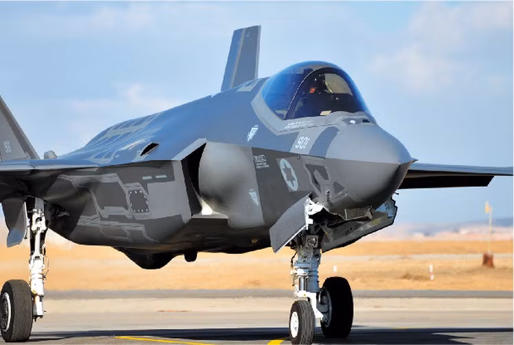 Đại úy Thompson là một phần trong nhóm nhỏ các nữ phi công F-35, nhưng là người đầu tiên được cấp chứng nhận và giao nhiệm vụ bay chiến đấu.