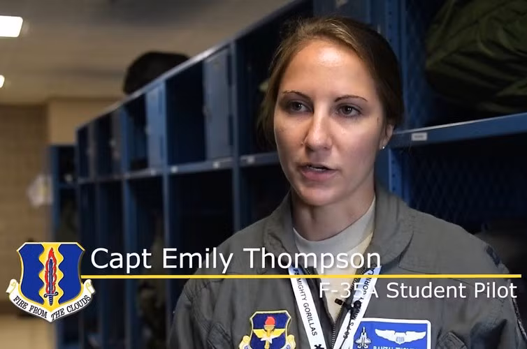 Được triển khai đến căn cứ không quân Al Dhafra, UAE, đại úy Thompson đang làm nhiệm vụ đầu tiên trong sự nghiệp quân ngũ của mình với tư cách phi công tiêm kích tàng hình thế hệ 5.