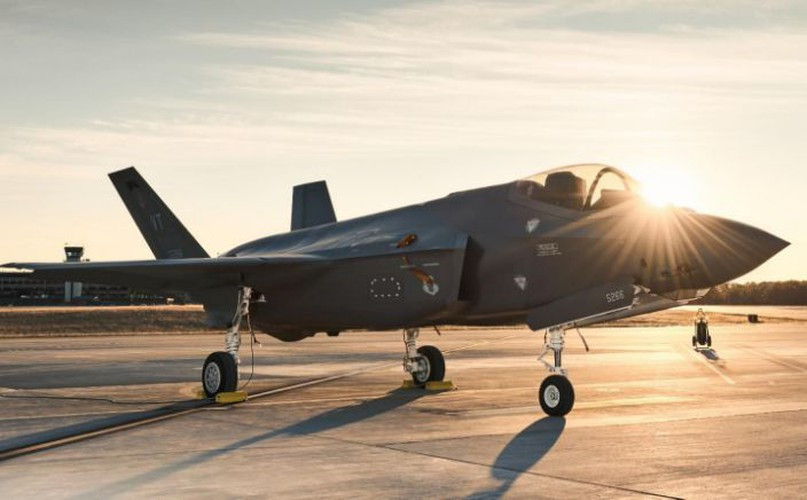 Đại úy Emily Thompson đã làm nên lịch sử gần đây bằng cách trở thành nữ phi công đầu tiên lái tiêm kích tàng hình F-35A Lightning trong một nhiệm vụ triển khai chiến đấu thực tế, Không quân Mỹ cho biết trong một tuyên bố gần đây.