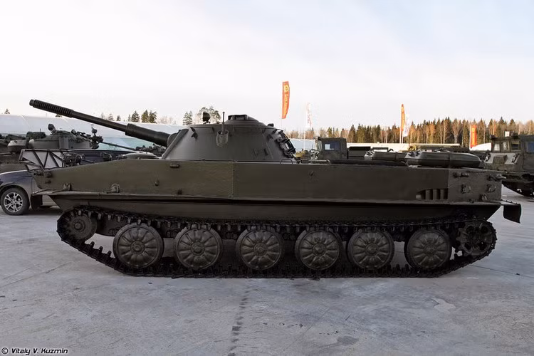  Xe tăng lội nước PT-76 được sản xuất tại Nhà máy máy kéo Volgograd từ năm 1958 đến 1967 và tổng cộng 12.000 xe đã được chế tạo cho quân đội Liên Xô và xuất khẩu sang các quốc gia đồng minh với số lượng lên tới khoảng 2.000 xe.