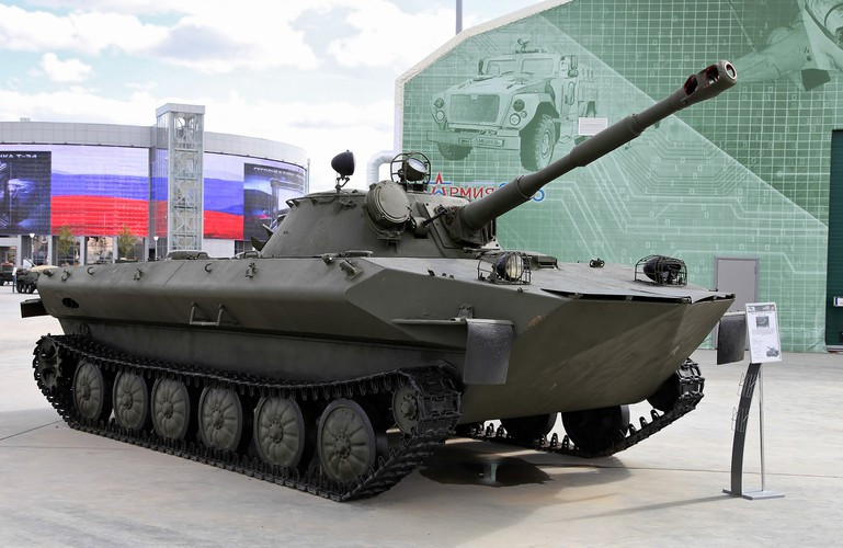 Nguyên mẫu đầu tiên của xe tăng lội nước hạng nhẹ PT-76 do Liên Xô sản xuất ra đời vào năm 1950, sau một số thử nghiệm và sửa đổi, nó chính thức gia nhập biên chế quân đội Liên Xô vào năm 1951.