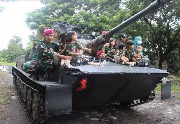 Để tăng độ chính xác, hệ thống điều khiển hỏa lực nâng cấp cũng được cài đặt, xạ thủ sẽ có kính ngắm ngày/đêm đi kèm máy đo khoảng cách laser. Ngoài ra, PT-76 KMP sẽ có hệ thống ổn định vũ khí cũng như hệ thống chữa cháy hoàn toàn mới.