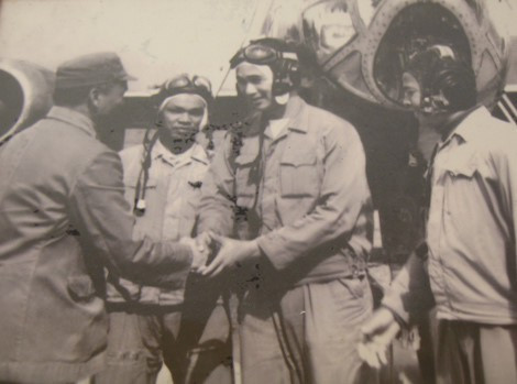 Giữa năm 1965, Liên Xô đã chuyển giao cho Việt Nam 8 máy bay ném bom Il-28 (gồm cả 3 loại: trinh sát ảnh, ném bom và huấn luyện). Toàn bộ lực lượng phi công, cán bộ kỹ thuật Il-28 được biên chế thành đơn vị T16, nằm trong Trung đoàn Tiêm kích 921 Sao Đỏ.