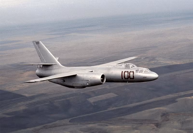 Máy bay Il-28 trang bị hai động cơ tuốc bin phản lực Klimov VK-1A (dùng trên máy bay tiêm kích MiG-17) cho phép máy bay đạt tốc độ tối đa 902km/h, bán kính tác chiến gần 1.000km, trần bay tối đa hơn 12.000m.