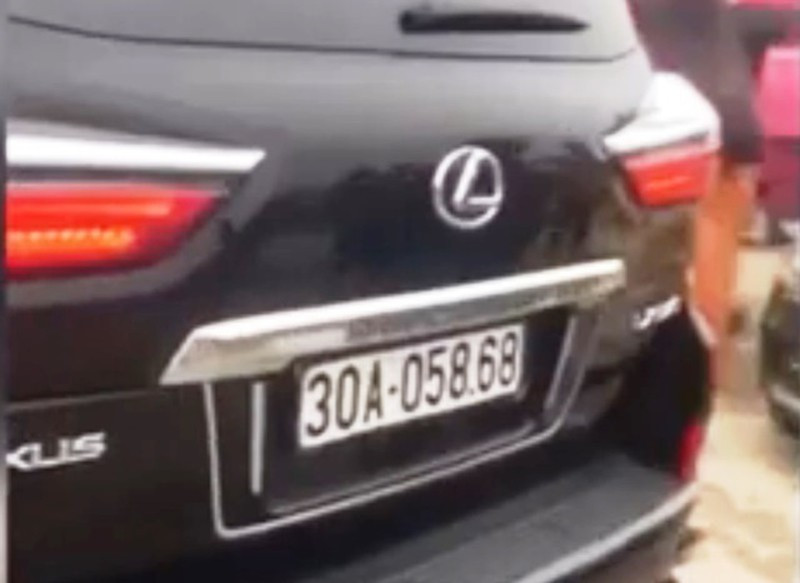 Xe sang Lexus dau deo bien xanh, duoi deo bien trang-Hinh-2