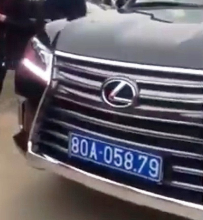 Xe sang Lexus dau deo bien xanh, duoi deo bien trang