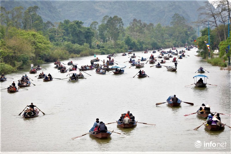 "Riêng mùng 5 Tết (29/1) có khoảng hơn 4 vạn khách du lịch trong và ngoài nước đến thăm. Ban tổ chức miễn vé cho khách trong ba ngày 30, mùng 1 và mùng 2 Tết" - ông Nguyễn Bá Hiển, Trưởng ban quản lý Khu di tích thắng cảnh Hương Sơn, Phó ban Tổ chức Lễ hội chùa Hương 2020 cho biết.