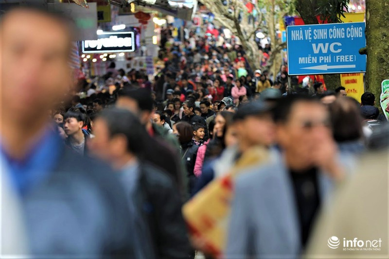 Dọc đường vào khu di tích, đặc biệt là khu vực Thiên Trù, BTC đã bố trí thêm nhiều nhà vệ sinh công cộng miễn phí dành cho du khách hơn.