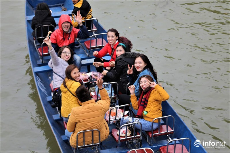 Cũng theo ông Hiển, mọi công tác chuẩn bị cho lễ khai hội sẵn sàng. BTC năm nay cũng đã nỗ lực đổi mới khi phần lễ khai mạc (sáng 6 tháng Giêng) sẽ được rút gọn thời gian hơn, tăng cường tuyên truyền lễ hội văn minh, không đốt vàng mã, không mang đồ mặn vào nơi thờ tự. Được biết, ngay tối mùng 5, nhiều người dân đã lỉnh kỉnh bê gà luộc dâng cúng trước ngày khai hội nhưng đã bị BTC từ chối và yêu cầu chấp hành theo quy định. 