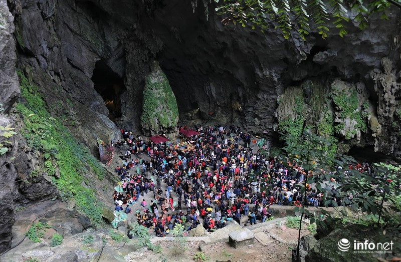 Đặc biệt, quanh đụn gạo giữa động Hương Tích luôn tập trung cả nghìn người. Theo truyền thuyết phong thủy, động Hương Tích là miệng một con rồng lớn, núi Đụn Gạo chính là Lưỡi Rồng. 