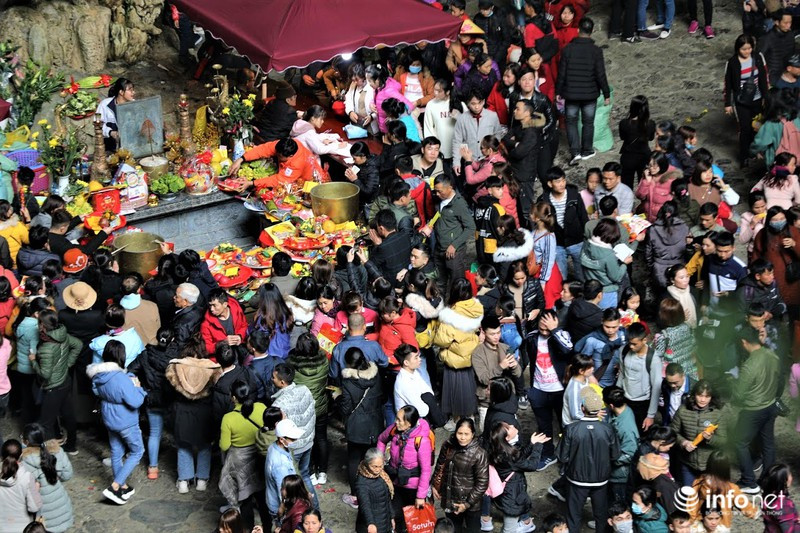 Người dân thắp hương, lễ Phật và xếp hàng để hứng nước tại các nhũ nước để lấy may đầu năm.