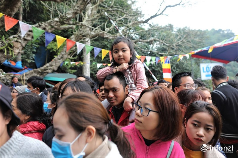 Theo quan sát của PV Infonet, chiều mùng 5 phía bên ngoài cửa động, dòng người nhích từng tí một để có thể lên xuống động. 