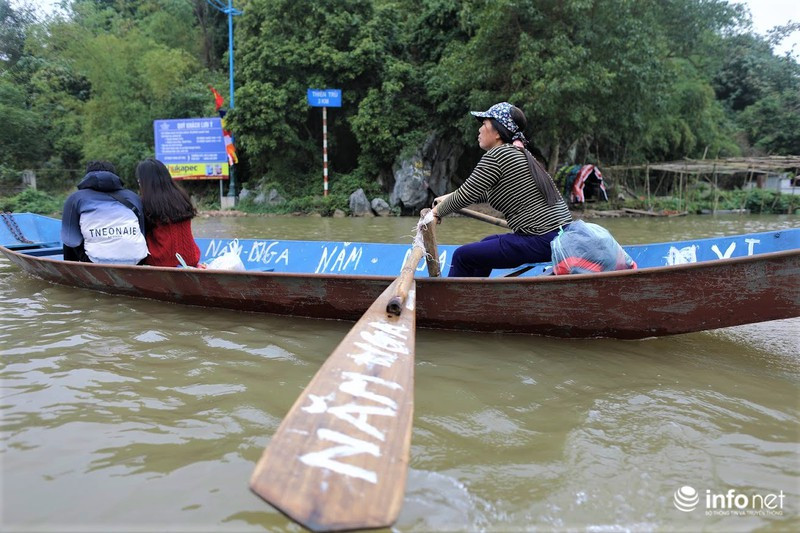 Hon 4 van du khach do ve chua Huong truoc ngay khai hoi-Hinh-2