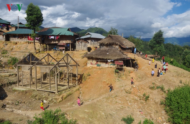 Cũng bởi kinh tế khó khăn, trình độ dân trí thấp, nên sự nghiệp giáo dục tại các bản làng biên giới cũng muôn vàn trắc trở.