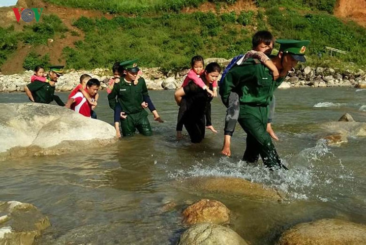 Để học sinh đến không bỏ trường, bỏ lớp, những người thầy quân hàm xanh các đồn biên phòng đã lặng thầm phối hợp với cấp ủy, chính quyền địa phương và các nhà trường làm tốt công tác vận động phụ huynh, học sinh để các em tới trường