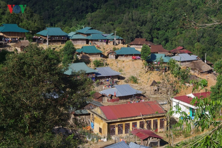 Từ những việc làm lặng thầm của các thầy, cô giáo, nhất là những người thầy quân hàm xanh, chất lượng giáo dục tại các xã biên giới trên địa bàn tỉnh Lai Châu đang dần được nâng lên, bộ mặt bản làng biên giới đang dần đổi thay.