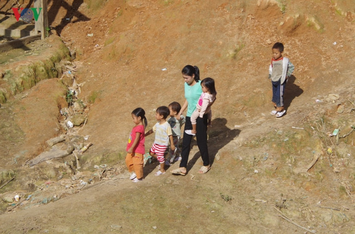 Hàng ngày các thầy, cô giáo phải dậy từ sớm để xuống bản vận động, đưa con em tới trường.