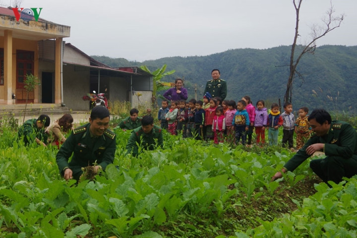 Cùng với dạy chữ, cán bộ, chiến sĩ các đồn biên phòng cũng phối hợp với các thầy cô dạy kỹ năng sống cho con em đồng bào các dân tộc
