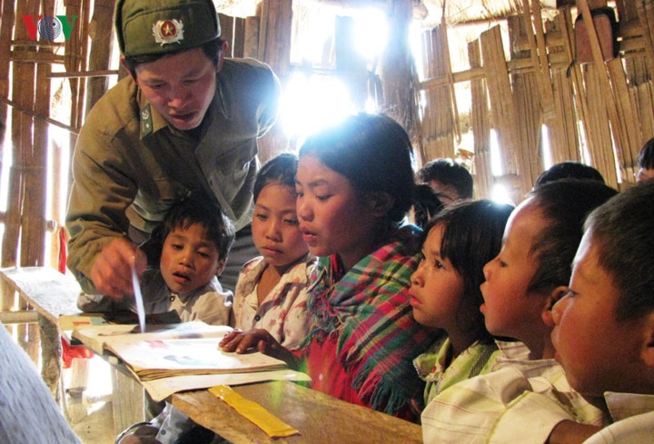 Hàng ngày, những người thầy quân hàm xanh vẫn lặng thầm dạy chữ cho học sinh vùng cao.