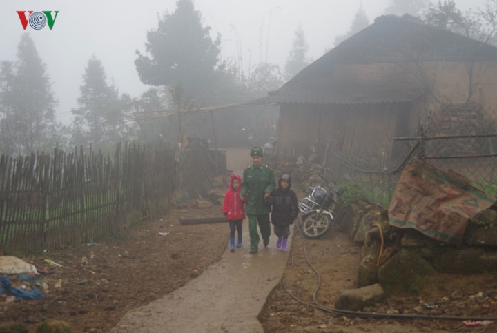 Ngoài việc vận động học sinh tới trường, hiện nay các đơn vị, đồn biên phòng trên địa bàn đã nhận nuôi, dạy hơn 40 cháu học sinh có hoàn cảnh gia đình khó khăn để các cháu tiếp tục theo học con chữ