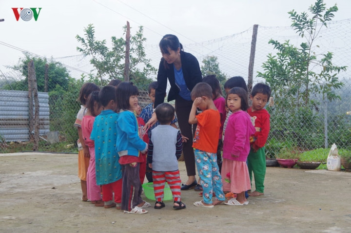 Ngoài khó khăn về kinh tế, trẻ em không hiểu tiếng phổ thông cũng gây khó khăn cho các thầy cô trong việc dạy chữ.