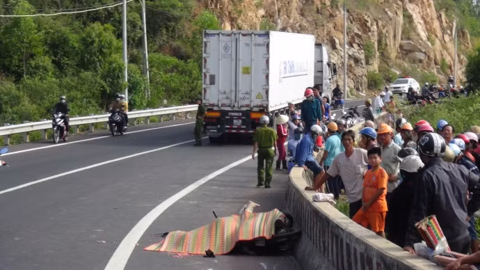 1. Vượt bên phải xe đầu kéo, 2 phụ nữ bị cán chết Khoảng 6h15 sáng 30/5, tại Km 350+200 trên QL1D (đoạn qua khu phố 1, P. Ghềnh Ráng, TP. Quy Nhơn, Bình Định) 2 người phụ nữ là Nguyễn Thị H (SN 1975) và Nguyễn Thị Đ (SN 1985, cùng trú Mỹ Phú 1, Xuân Hải, Sông Cầu, Phú Yên) điều khiển xe máy vượt xe đầu kéo BKS 77C-074.51 kéo theo rơmoóc 77R-006.19 do tài xế Lê Hồng Danh (SN 1981, trú thôn Lộc Thái, xã Mỹ Châu, huyện Phù Mỹ, Bình Định) điều khiển. Do xe máy vượt phải nên đã va chạm vào thành xe đầu kéo ngã xuống đường. Hậu quả vụ tai nạn giao thông, 2 người phụ nữ chết tại chỗ.