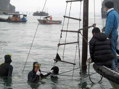 12 người còn lại bị chìm trong dòng nước, sau nhiều tiếng cứu nạn đến trưa nay lực lượng cứu hộ đã tìm kiếm và đưa được các thi thể lên bờ (trong đó có 10 người nước ngoài).